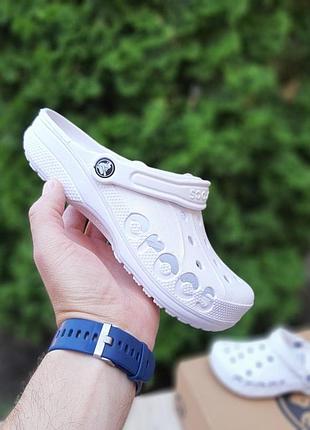 Жіночі білі гумові шльопанці crocs білі з логотипом модні жіночі тапки крокс підошва на піні