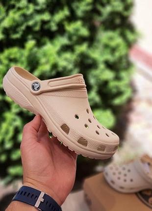 Жіночі білі гумові шльопанці crocs бежеві на низькій модні жіночі тапки крокс підошва на піні 41