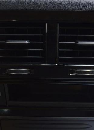 Дефлектор повітроводу центральної консолі vw touareg 18-чорний