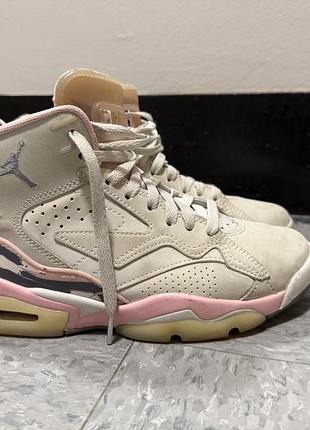 Кросовки jordan nike жіночі. білі з рожевим