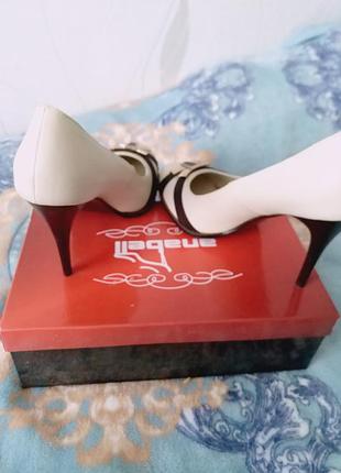 Модельні туфельки для цієї красуні. дуже красиві туфлі для худенький ніжки.