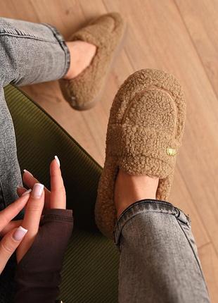 Домашние тапочки женские на меху бежевого цвета 208064k