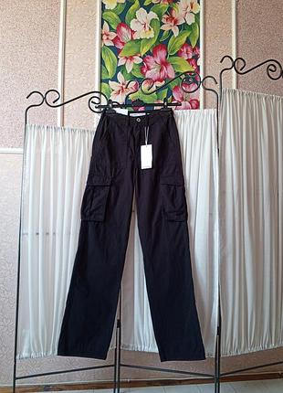 Стильні чорні котонові штани з карманами bershka cargo straight.