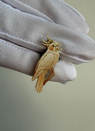 Пін значок металевий брошка «біла корелла» — enamel pin папуга корелла