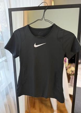 Чорна спортивна футболка nike
