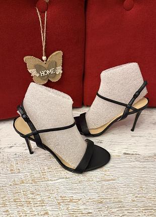 Оригинальн. кожаные фирменные босоножки guess 39.41р.