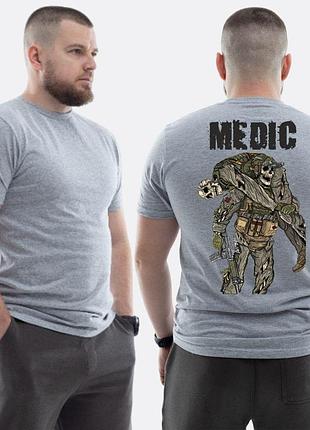 Чоловіча класична футболка з принтом medic військовий медик скелет витягає пораненого , світло сірий l