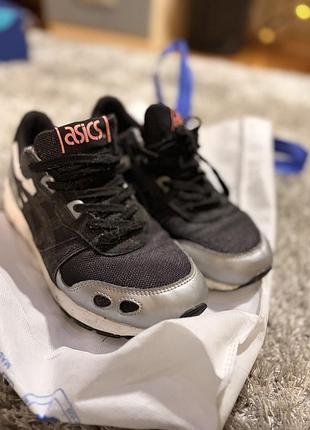 Жіночі кросівки asics