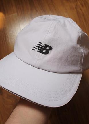 Белая кепка унисекс бейсболка new balance laser performance hat