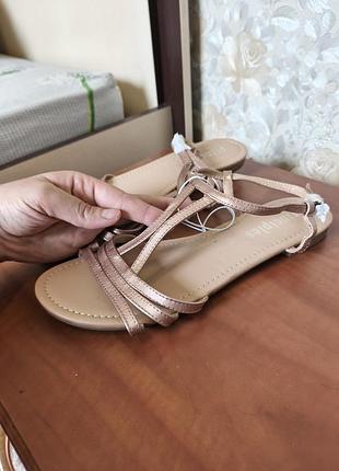 Женские босоножки