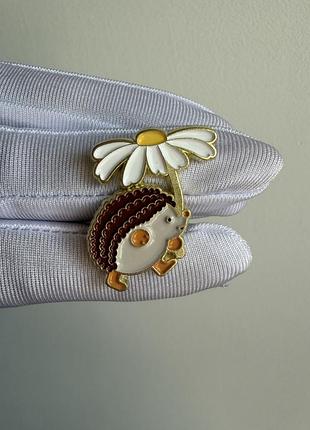 Пін значок металевий брошка «їжачок з ромашкою» — милий enamel pin у kawaii стилі