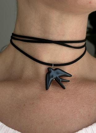 Черная ласточка на шнурочке из эко-замши, чокер, подвеска с птицей.