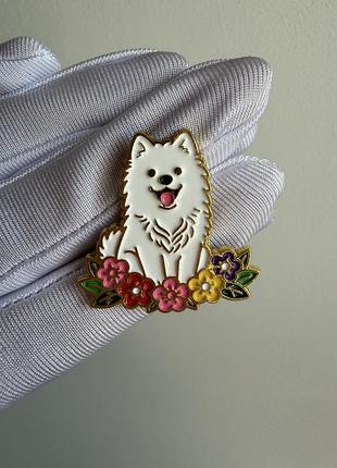 Пін значок металевий брошка собака «білий шпіц у квітах» — милий enamel pin із собачкою