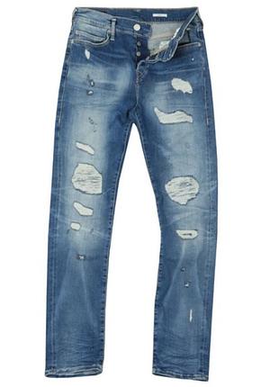 Джинсы - синяя модель true religion с эффектом потертости и разрывами.