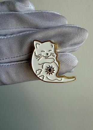 Пін значок металевий брошка  «містичний білий кіт із сонцем» — aesthetic enamel pin кішка інь янь