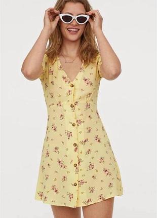 Вискозовое короткое платье в  цветочный принт h&m eur 34 uk6
