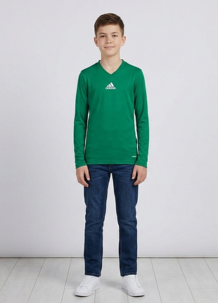 Лонгслів adidas team base з v-подібним вирізом зеленого кольору.