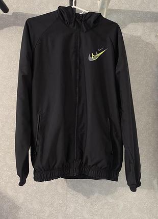 Nike sportswear унісекс вітровка чорного кольору в ідеальному стані