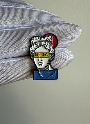 Пін значок металевий брошка  «венера в масці» / арт значок у стилі античної скульптури