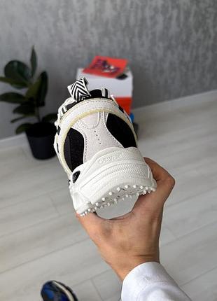 Be right back white/black 7