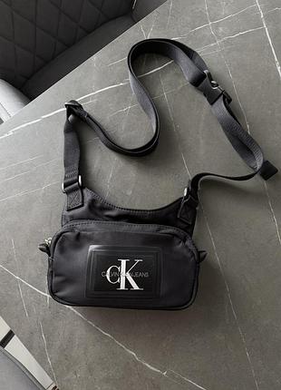 Маленька чорна сумочка calvin klein