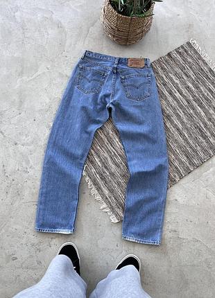 Вінтажні прямі сині джинси levis 501 модель в потертому стилі