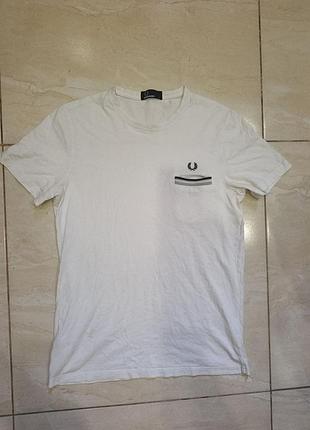 Базовая футблока от бренда fred perry