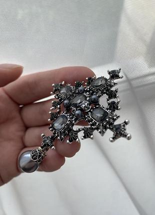 Готическая брошь женская