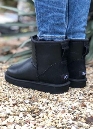 Ugg mini черные кожаные женские сапоги2 фото