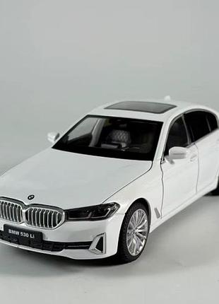 Масштабна модель автомобіля bmw 530 li 1:18. металева машинка. білий