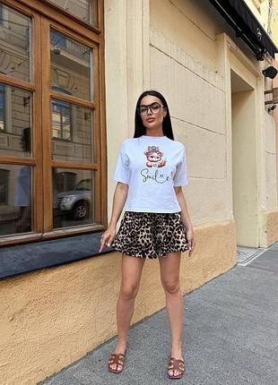 Жіночий літній костюм: футболка з куліру та шорти-спідниця з леопардовим принтом (білий з леопардовим принтом, l/xl) s/m