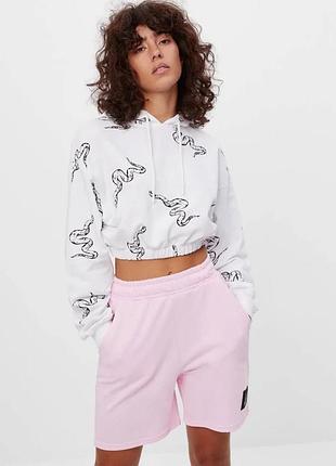 Біле вкорочене худі bershka з принтом змій