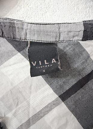 Це жіноча блуза від бренду vila у чорно-білу клітинку. 3