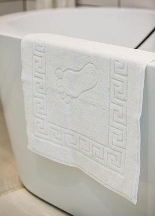 Коврик махровый ecotton 50х70 см 650 гр/м полотенце для ног белый с тиснением ножки для ванной комнаты