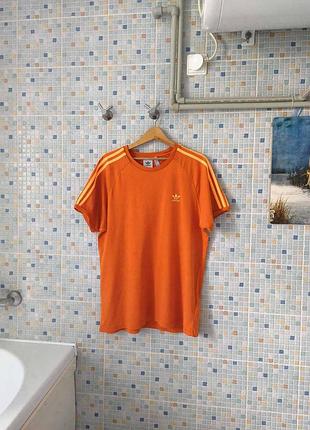 Футболка adidas.