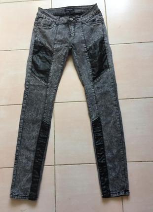 Джинсы c вставками под кожу