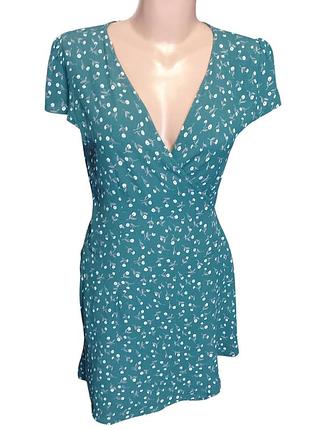 Платье brandy melville robbie dress - короткое платье-халат (с запахом) с короткими рукавами, v-образным вырезом и зеленым цветочным принтом