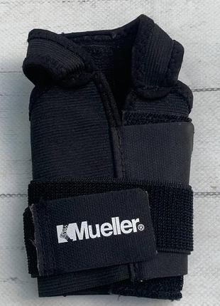 Mueller ортез-фиксатор для запястья с металлической пластиной.