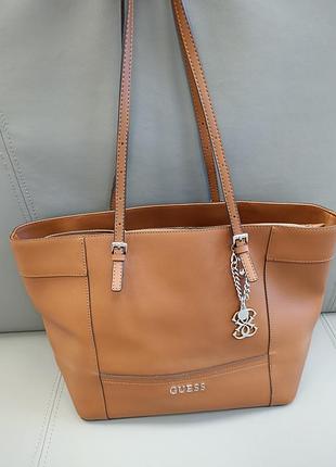 Бренд: guess (оригінал).
​матеріал: якісна екошкіра з текстурою saffiano (стійка до подряпин та зносу, дуже легка у догляді).
​колір  конячний.