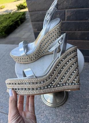 Сріблясті босоніжки на танкетці (еспадрильї) від бренду prettylittlething
