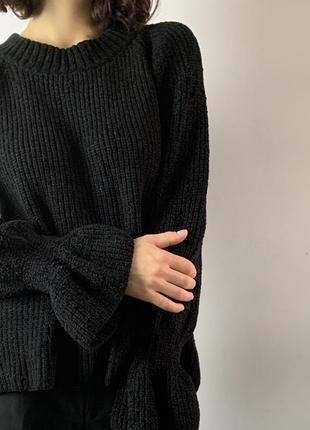 Чёрный свитер с манжетами объёмные рукава