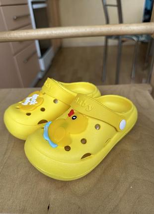 Нові крокси жовті з каченятами 25 і 26 розмір 15 см та 16 см мʼякі crocs