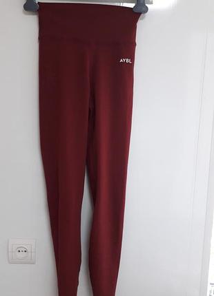 Aybl
34/xs/42
жіночі стягуючі  легінси бордового кольору
дуже хороший стан