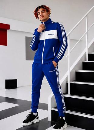 Костюм adidas: кофта штани
2 пары носков в подарок!