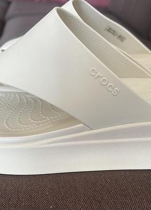 Нові шльопанці від crocs, білого кольору, з устілкою довжиною 25.5 см.
