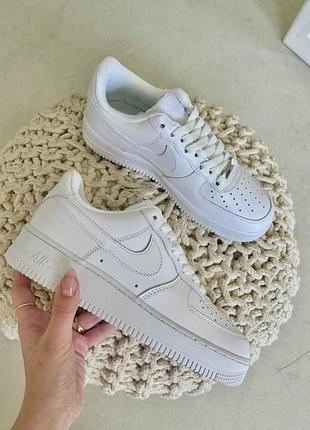 Жіночі кросівки nike air force 1 classic low шкіряні білі стильні зручні повсякденні для жінок найк
