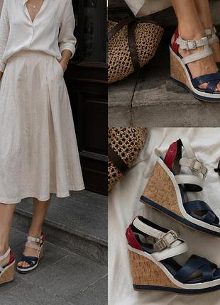 Кожаные босоножки tommy hilfiger на танкетке / платформе на пробковой подошве