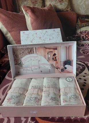 Комплект рушників
преміум класу
maison d'or paris roses
30×50 - 4 шт.
колір екрю/рожевий
туреччина
у фірмовій подарунковій упаковці