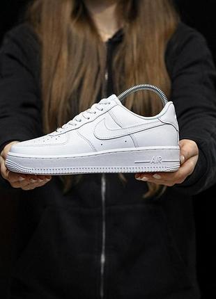 Жіночі кросівки nike air force 1 classic low зручні білі шкіряні стильні повсякденні найк