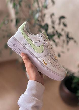 Кросівки nike air force low білі шкіряні стильні для жінок найк